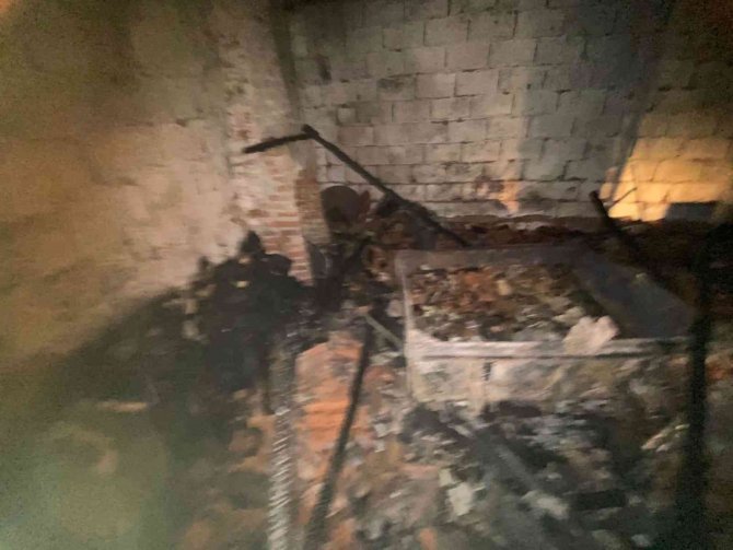 Çiftçinin deposunda çıkan yangın 200 bin TL’lik zarara neden oldu