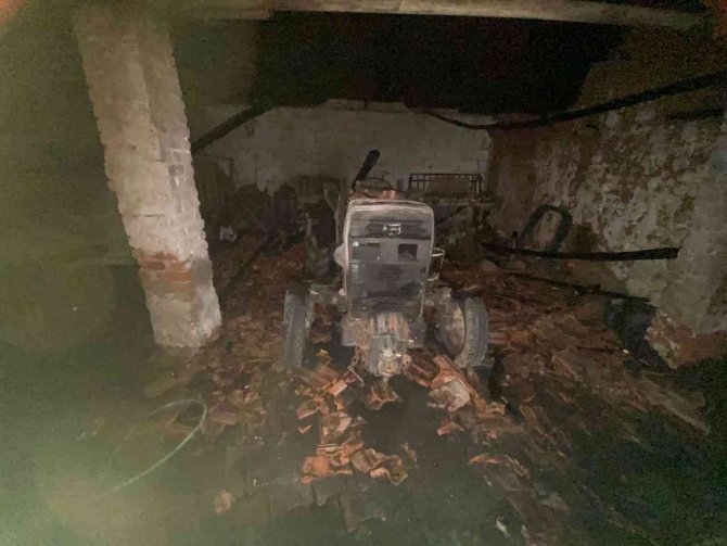 Çiftçinin deposunda çıkan yangın 200 bin TL’lik zarara neden oldu