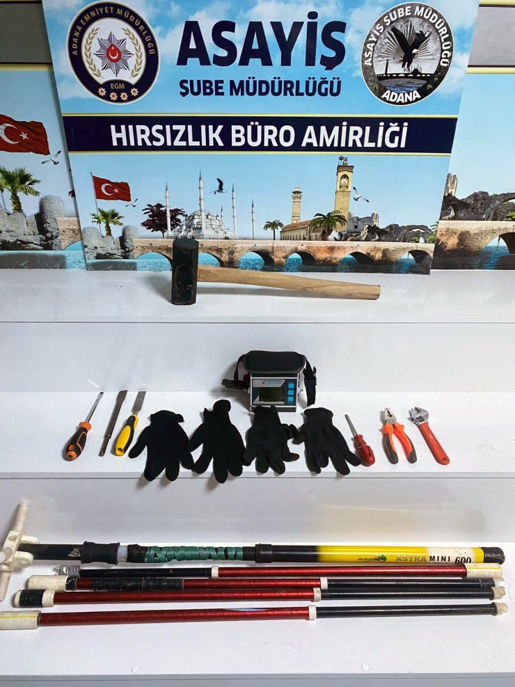 Dedektörle altın aradıkları evdeki kasadan 200 bin liralık ziynet eşyası çaldılar