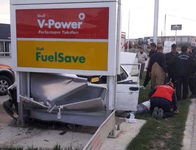 Direksiyon hakimiyetini kaybeden sürücü reklam tabelasına çarptı