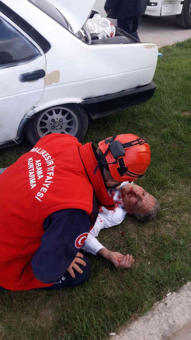 Direksiyon hakimiyetini kaybeden sürücü reklam tabelasına çarptı