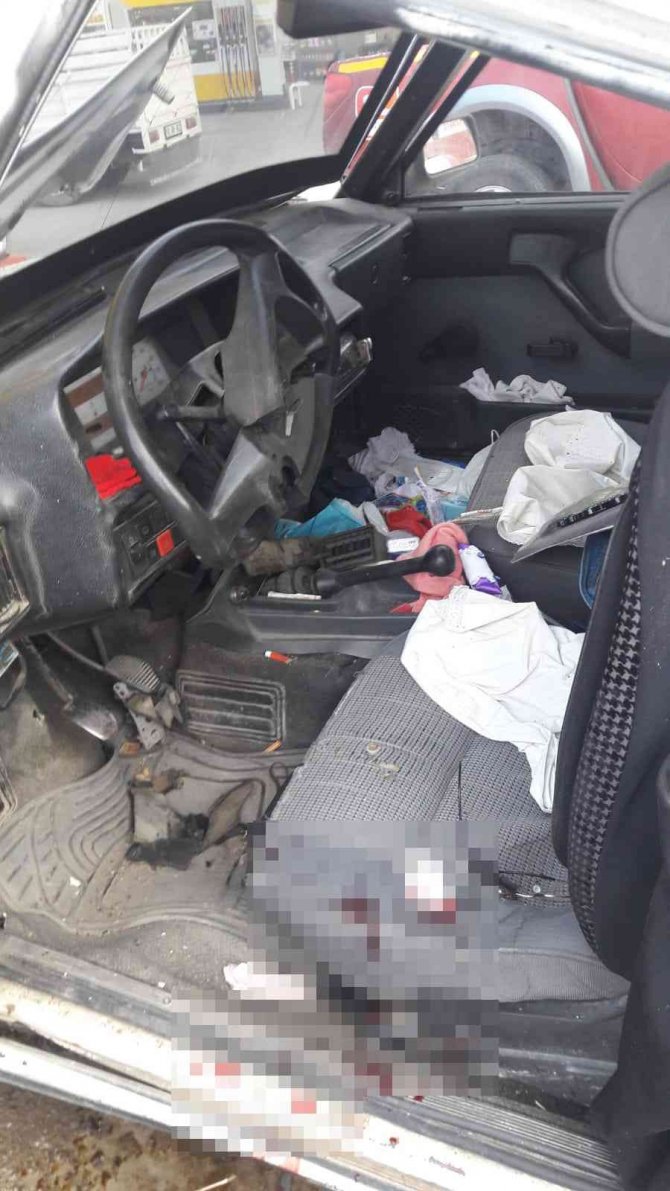 Direksiyon hakimiyetini kaybeden sürücü reklam tabelasına çarptı