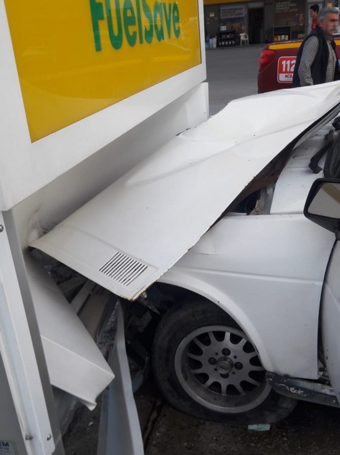 Direksiyon hakimiyetini kaybeden sürücü reklam tabelasına çarptı