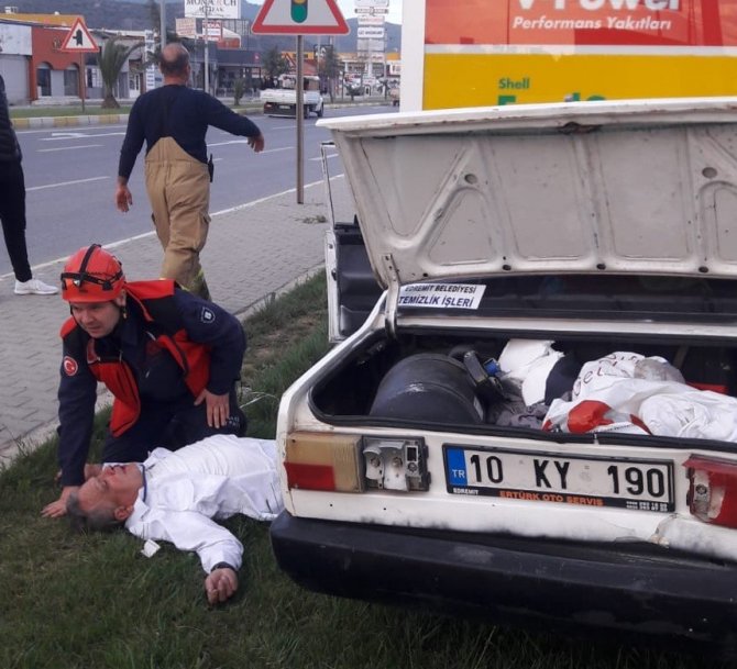 Direksiyon hakimiyetini kaybeden sürücü reklam tabelasına çarptı