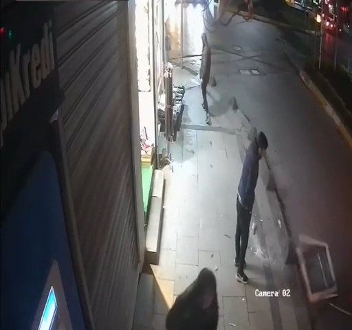 Düşen pencereden kıl payı kurtuldu 