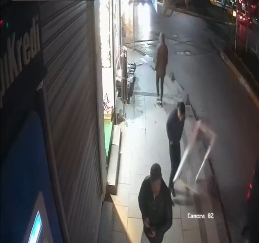 Düşen pencereden kıl payı kurtuldu 