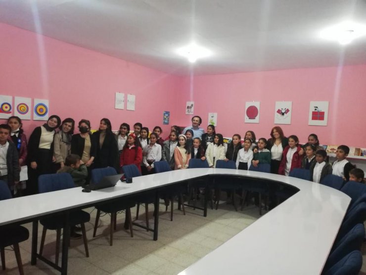 Eşine doğum günü hediyesi için sınırdaki köy okuluna kütüphane yaptırdı