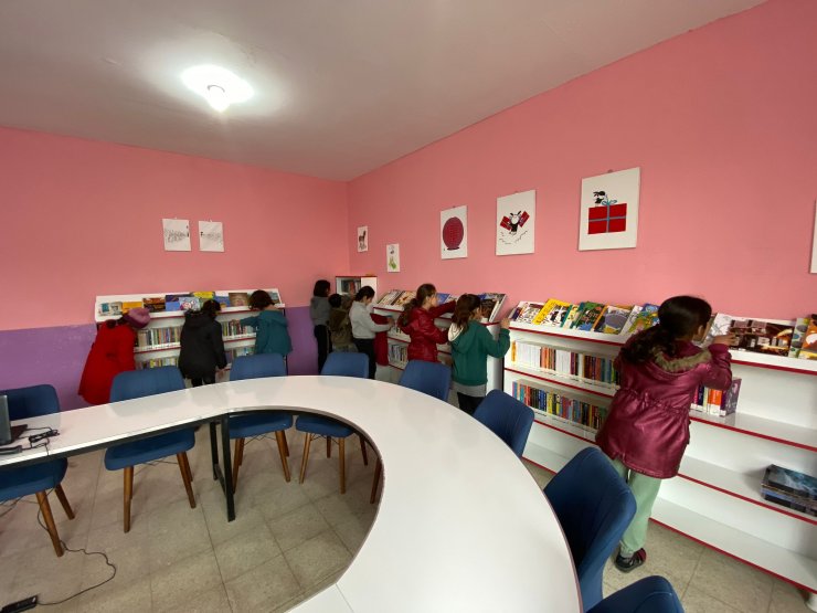 Eşine doğum günü hediyesi için sınırdaki köy okuluna kütüphane yaptırdı