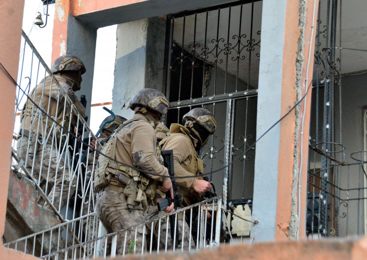 Helikopter destekli 'çete' operasyonu