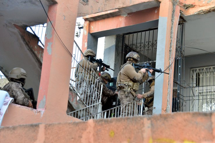 Helikopter destekli 'çete' operasyonu