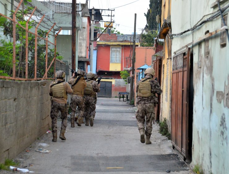 Helikopter destekli 'çete' operasyonu