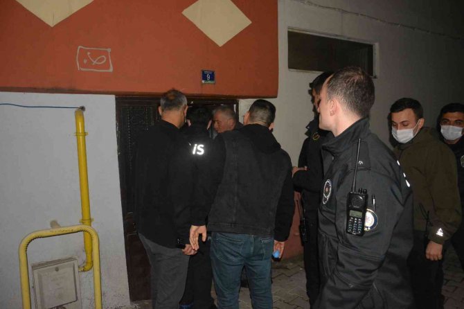 İki çocuk annesi genç kadın evinde ölü bulundu