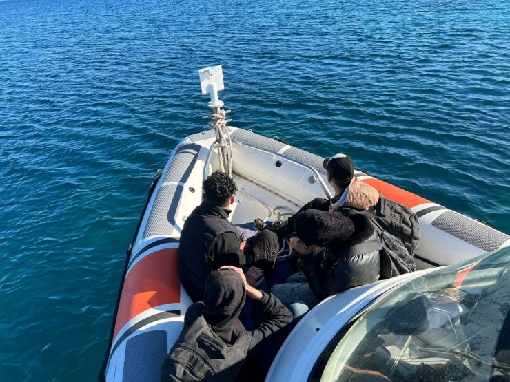 İzmir'de 21 göçmen yakalandı, 49 göçmen kurtarıldı