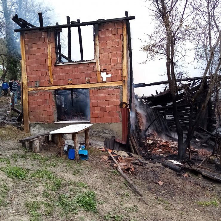 Kastamonu'da 2 katlı ahşap ev yandı, engelli çocuk öldü 