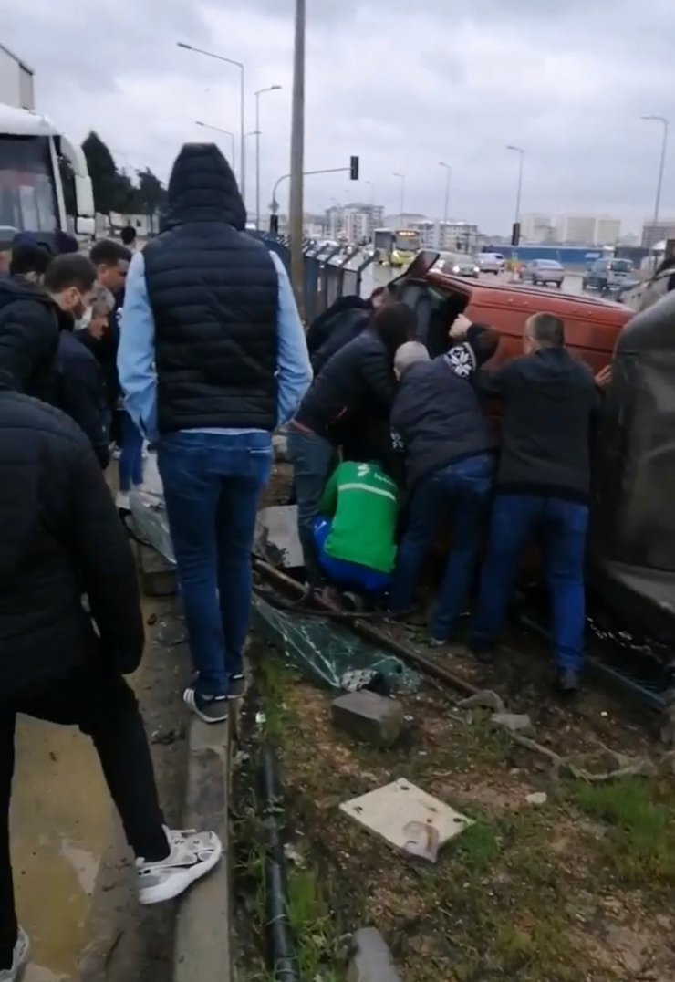 Kontrolden çıkan kamyonet devrildi