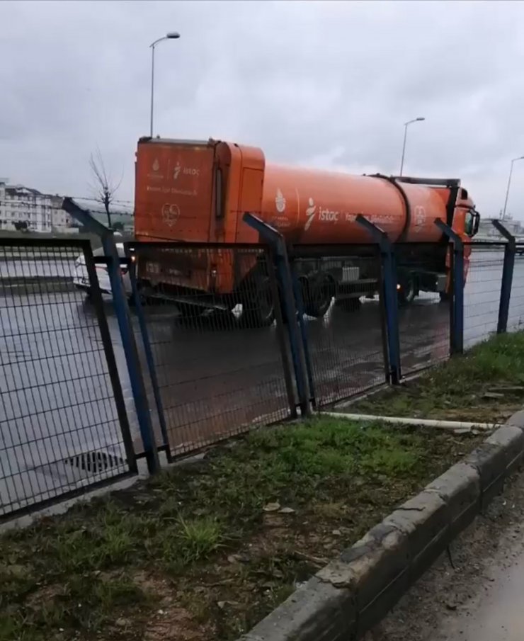 Kontrolden çıkan kamyonet devrildi