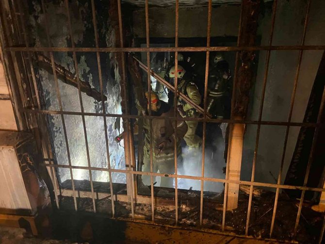 Korkutan yangın: Binanın bodrum katı alevlere teslim oldu