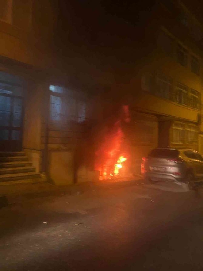 Korkutan yangın: Binanın bodrum katı alevlere teslim oldu