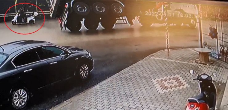 Motosiklet sürücüsü devrilen TIR'ın altında kalmaktan saniyelerle kurtuldu