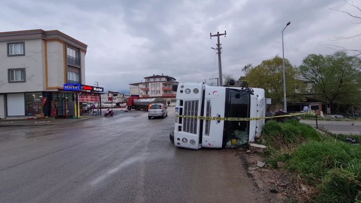 Motosiklet sürücüsü devrilen TIR'ın altında kalmaktan saniyelerle kurtuldu