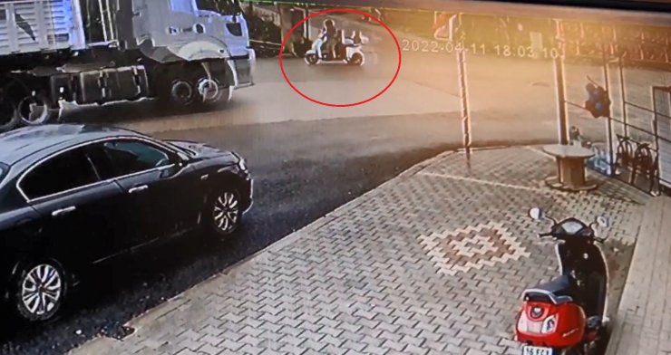 Motosiklet sürücüsü devrilen TIR'ın altında kalmaktan saniyelerle kurtuldu