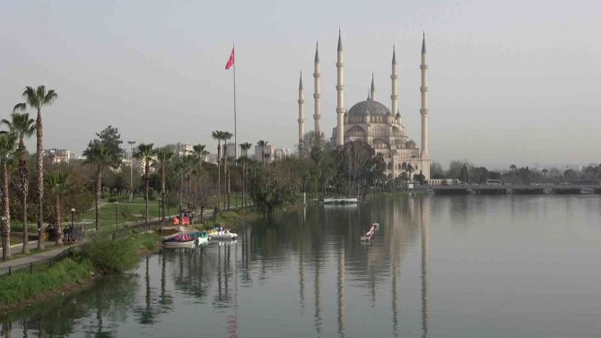 Nehre atlayan 14 yaşındaki kızı deniz bisikletçisi kurtardı