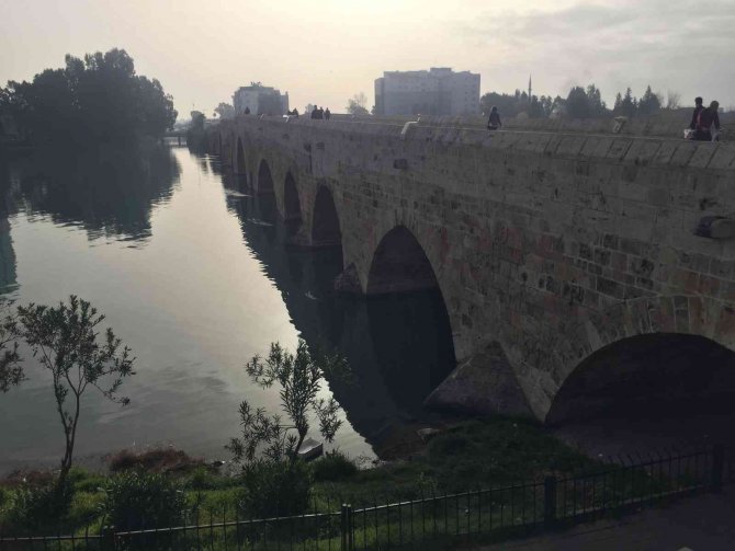 Nehre atlayan 14 yaşındaki kızı deniz bisikletçisi kurtardı