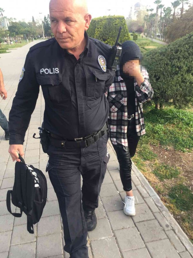 Nehre atlayan 14 yaşındaki kızı deniz bisikletçisi kurtardı