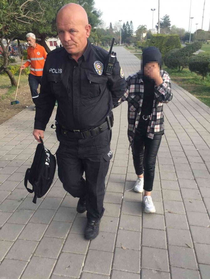 Nehre atlayan 14 yaşındaki kızı deniz bisikletçisi kurtardı