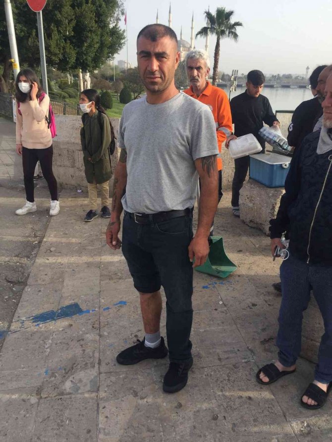 Nehre atlayan 14 yaşındaki kızı deniz bisikletçisi kurtardı