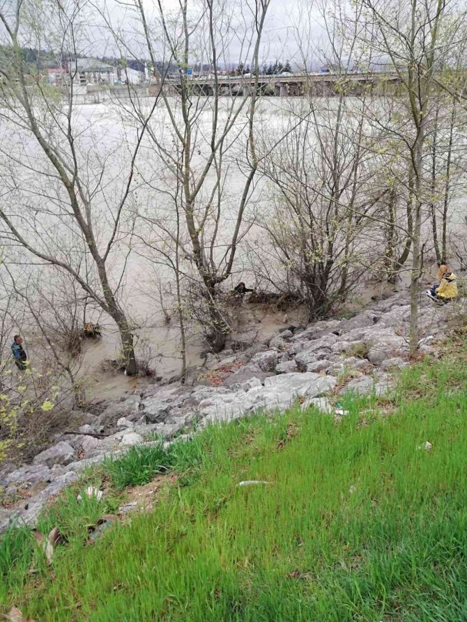 Nehre atlayan kadını ekipler kurtardı