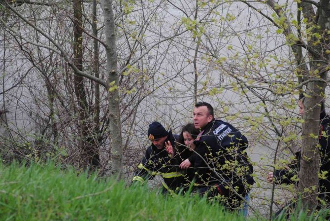 Nehre atlayan kadını ekipler kurtardı