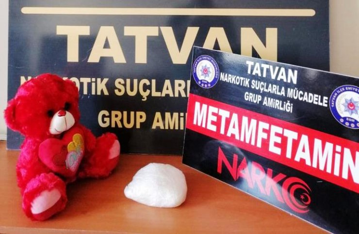 Otobüs yolcusunun elindeki oyuncak ayı ile uyuşturucu sevkiyatı; 2 gözaltı