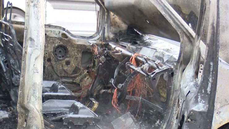 Otomobil alev alev yandı