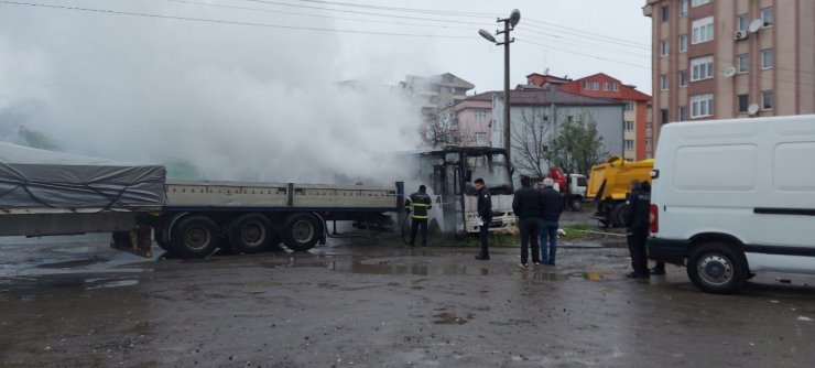 Park halindeki midibüs alev alev yandı, o anlar kamerada
