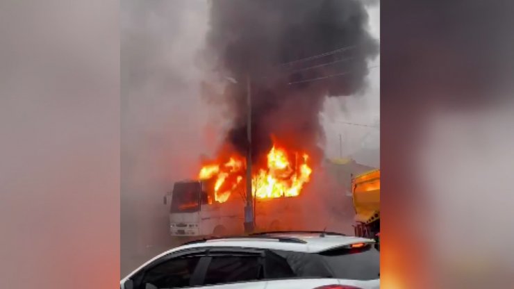Park halindeki midibüs alev alev yandı, o anlar kamerada
