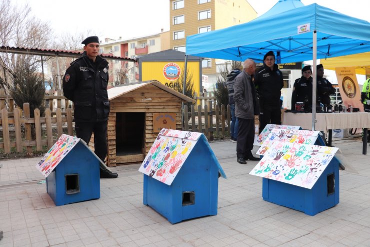 Polislerin sokak hayvanları için hazırladığı barınaklar cadde ve sokaklarda