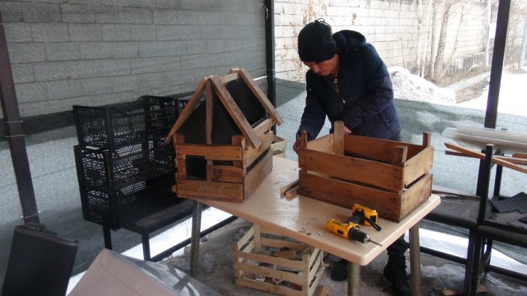 Polislerin sokak hayvanları için hazırladığı barınaklar cadde ve sokaklarda