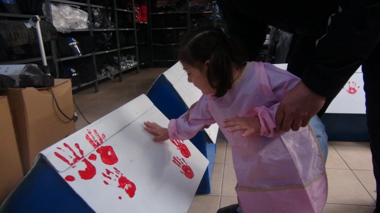 Polislerin sokak hayvanları için hazırladığı barınaklar cadde ve sokaklarda