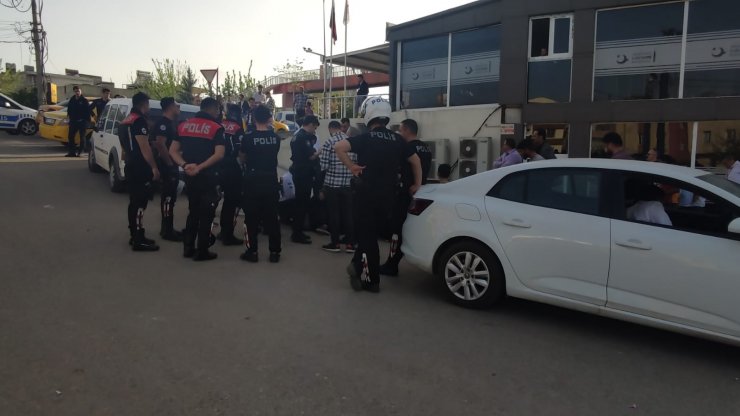Şanlıurfa İl Göç İdaresinin camlarını kıran 15 şüpheliye gözaltı