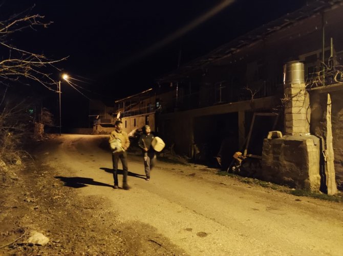 Başkan Tutal sahurda teneke çalan gençlere davul aldı