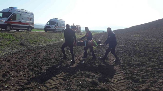 Takla atan otomobil tarlaya uçtu