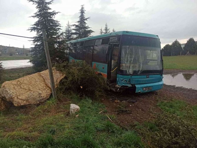 Yağmurda kontrolden çıkan halk otobüsü ağaçlara çarptı: 3’ü çocuk 4 yaralı