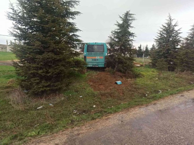 Yağmurda kontrolden çıkan halk otobüsü ağaçlara çarptı: 3’ü çocuk 4 yaralı