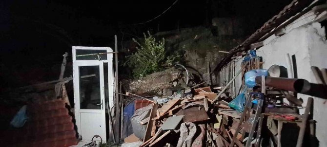 Yıkılan istinat duvarı sebebiyle bir ev tahliye edildi