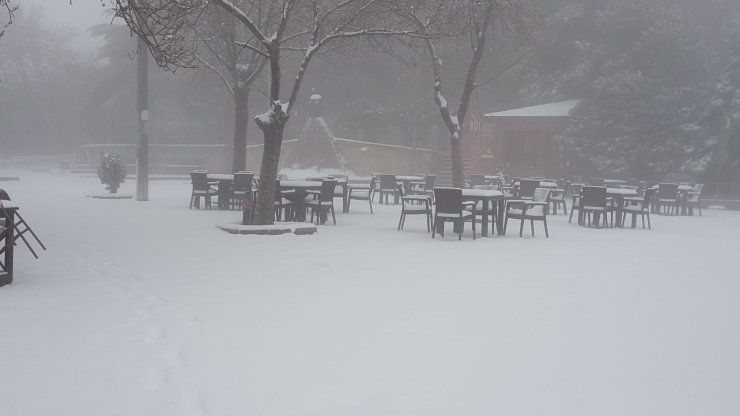 Aksaray, nisan ayında yağan karla beyaza büründü