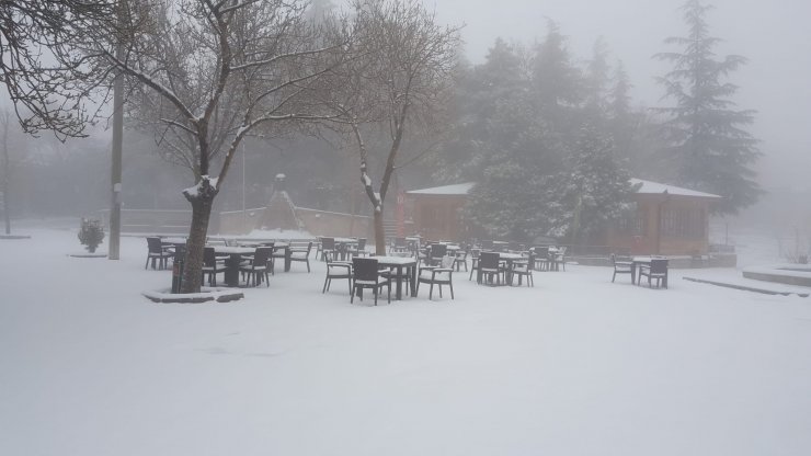 Aksaray, nisan ayında yağan karla beyaza büründü