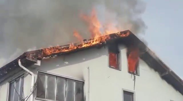 Alev alev yanan ev itfaiyenin müdahalesiyle söndürüldü