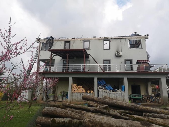 Alev alev yanan ev itfaiyenin müdahalesiyle söndürüldü