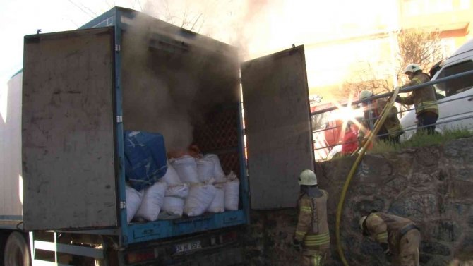 Buğday yüklü nakliye kamyonu alevlere teslim oldu
